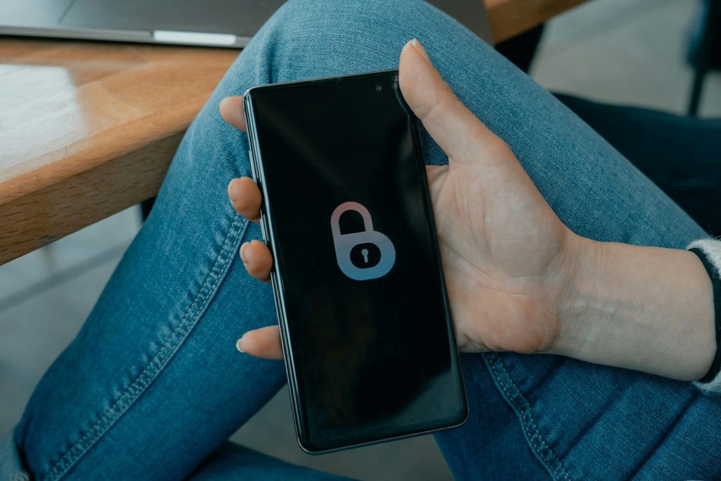 Rankose laikomas telefonas — apsauga nuo zero-day