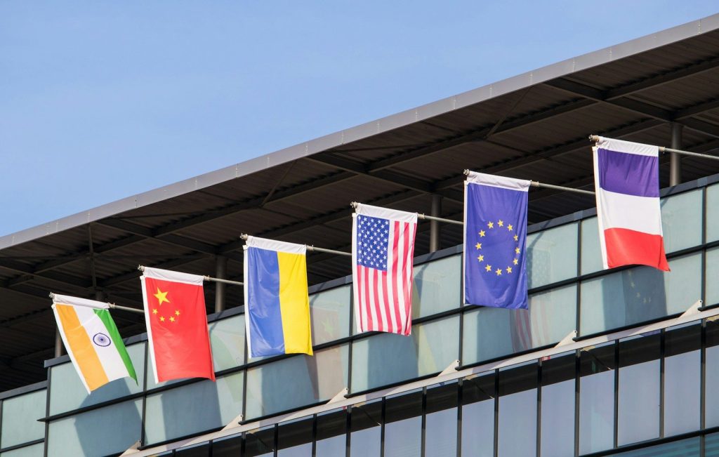 ES pastatas su Europos Sąjungos vėliavomis — AI Act reguliavimas